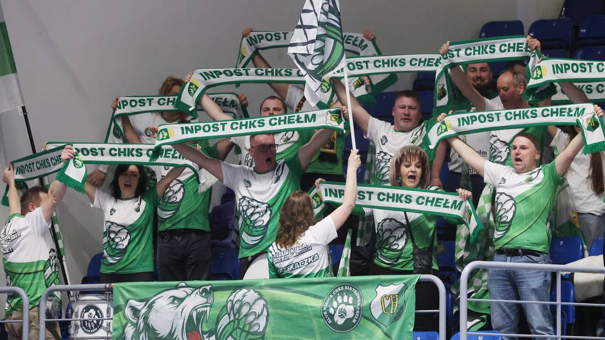Grupa kibic&oacute;w InPost ChKS Chełm z szalikami i flagami na trybunach.