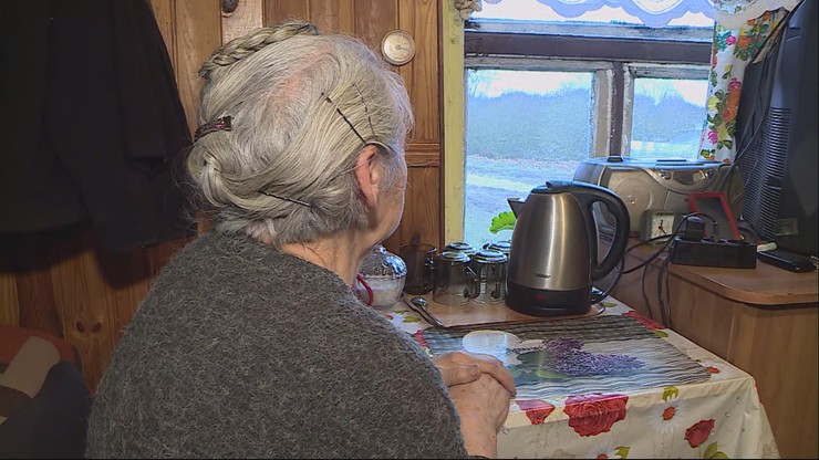 "Zimy tak się boję". 80-latka mieszka w chacie, która wkrótce może runąć