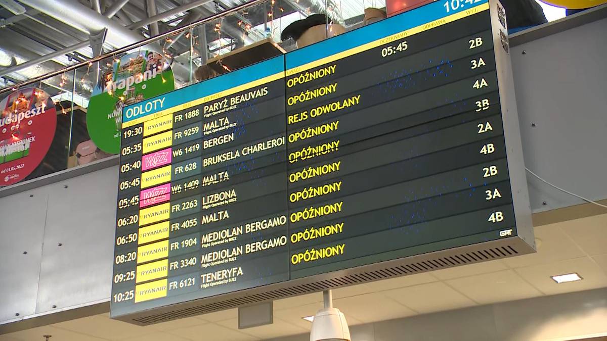 Tablica lot&oacute;w z informacją o op&oacute;źnieniach i odwołaniach.