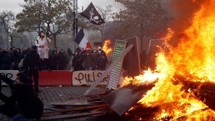 Paryż w ogniu. Starcia z policją w rocznicę protestu żółtych kamizelek