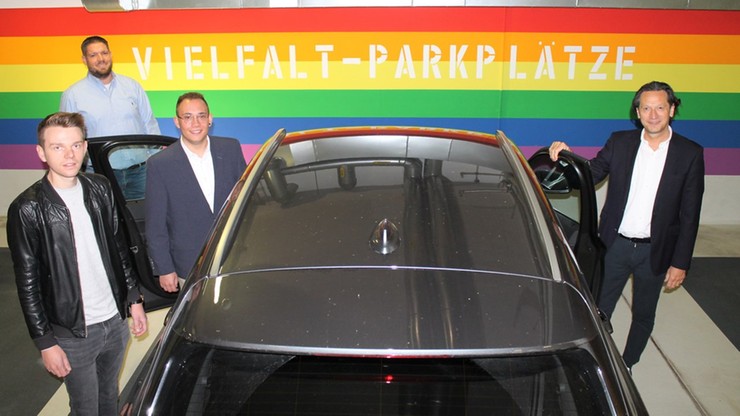 Niemcy. W Hanau powstały miejsca parkingowe dla LGBT i imigrantów