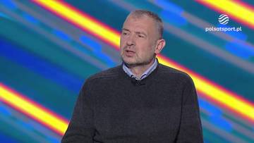 Portret mężczyzny w średnim wieku, Nikoli Grbića, ubranego w ciemny sweter. W tle widać ukośne pasy w kolorach niebieskim, żółtym i czerwonym.