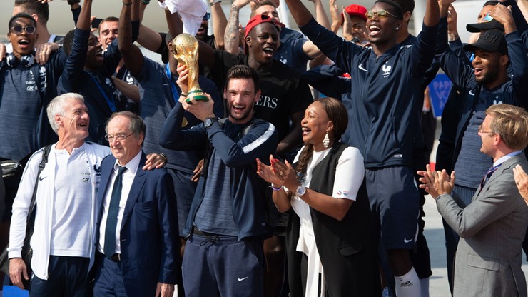 Piłkarze Francji wrócili do kraju. Na Polach Elizejskich czekają tysiące kibiców