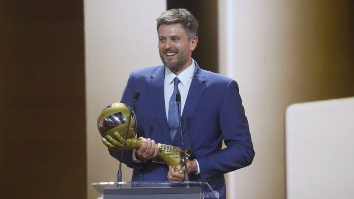 Michał Winiarski odbiera nagrodę Trenera Roku na Gali PLS.
