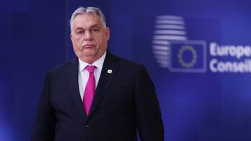 Viktor Orban, premier Węgier, w ciemnym garniturze i r&oacute;żowym krawacie.