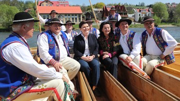 Beata Szydło na spływie Dunajcem. "Sprawa społeczna jest w Sejmie na korytarzu, a pani robi tournée"