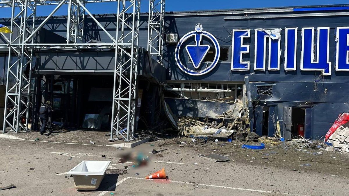 Ukraina: Rosjanie ostrzelali market w Chersoniu. Zginęły co najmniej trzy osoby