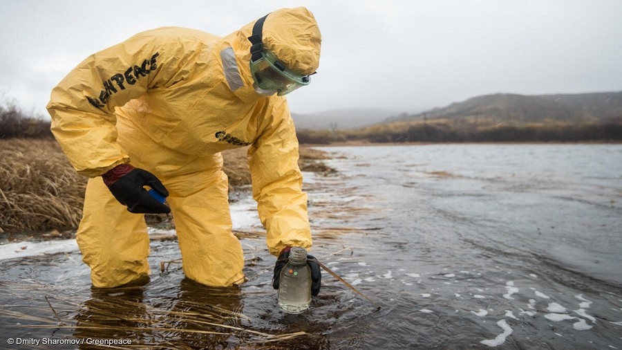 Ekolog z Greenpeace pobiera próbki wody do badań na Kamczatce. Fot. Dmitry Sharomov / Greenpace Russia.