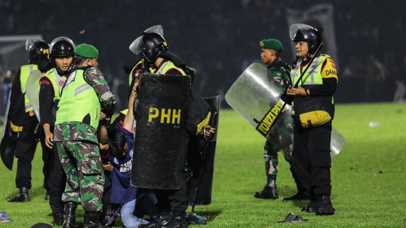 Władze korygują do 125 liczbę ofiar zamieszek po meczu piłkarskim w Malang