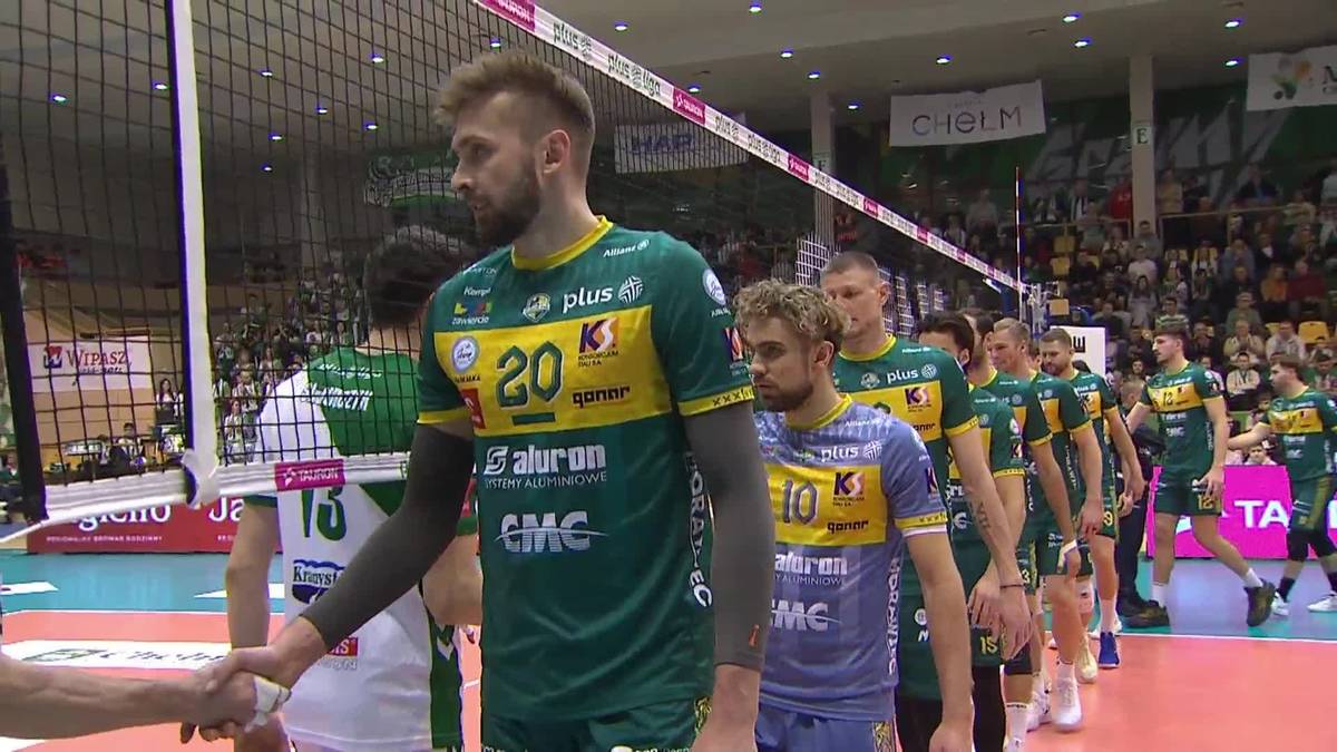 Siatkarze w zielono-ż&oacute;łtych strojach sportowych podają sobie ręce po meczu siatk&oacute;wki.