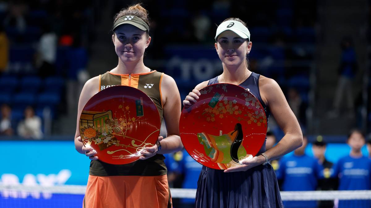 Dwie tenisistki z nagrodami w kształcie ozdobnych talerzy.