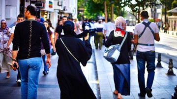 Szwajcarzy wprowadzają zakaz noszenia burki. Po Francji i Belgii
