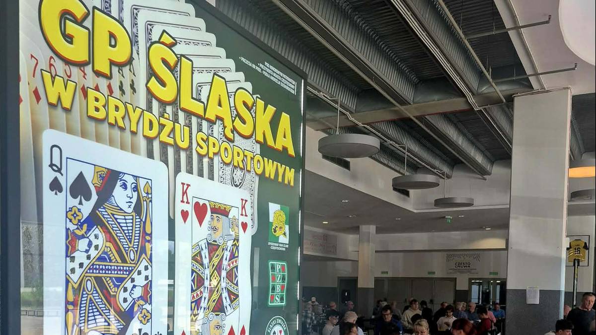 Fragment reklamy "GP ŚLĄSKA W BRYDŻU SPORTOWYM" z dużymi wizerunkami kart do gry, w tym Kr&oacute;lowej Kier i Kr&oacute;la Kier.