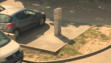 Absurd budowlany. Parkometry zajęły dwa miejsca parkingowe