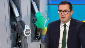 Zbliżenie na pistolety do tankowania paliwa, w tym jeden z oznaczeniem 'Diesel', oraz ujęcie ministra energii Miłosza Motyki w okularach i garniturze.