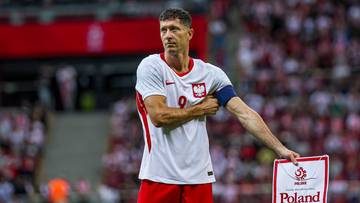 Robert Lewandowski, kapitan reprezentacji Polski, w białej koszulce z godłem, tr