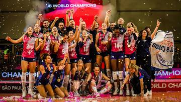 Drużyna siatkarek Savino del Bene Scandicci świętuje zwycięstwo na podium, obsypana konfetti.