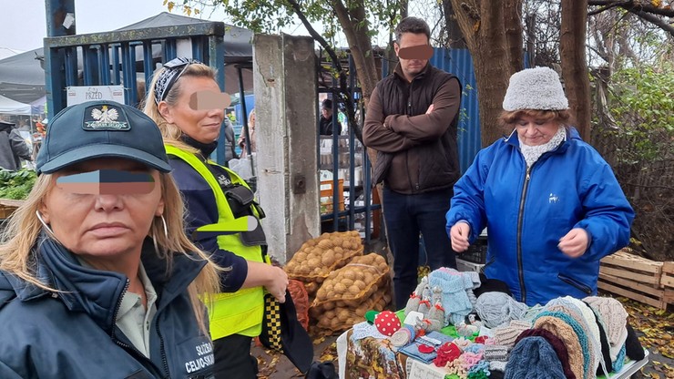 Toruń. Seniorka handlowała skarpetkami, radny PiS zawiadomił straż miejską