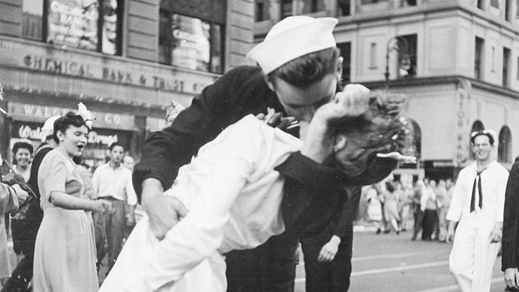 Nie żyje George Mendonsa - marynarz ze słynnego zdjęcia pocałunku