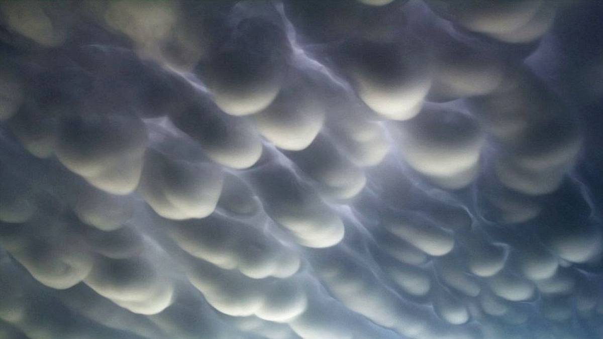 Chmury mammatus na niebie zapowiadają burzę. Fot. Pixabay.