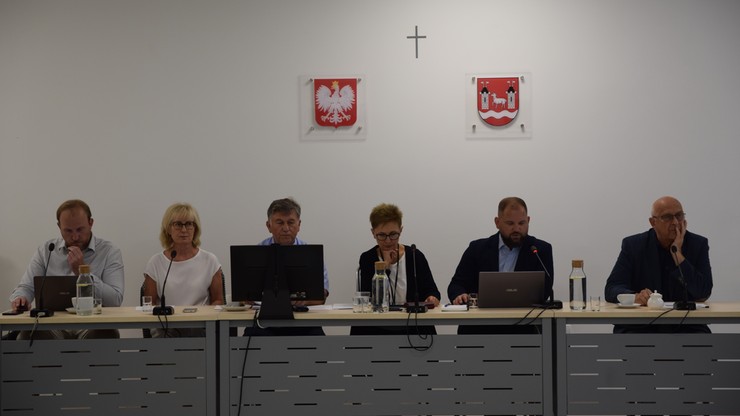 Piaseczno. Zmienili krzyż w sali obrad rady powiatu. Poprzedni "nie konweniował w układzie"