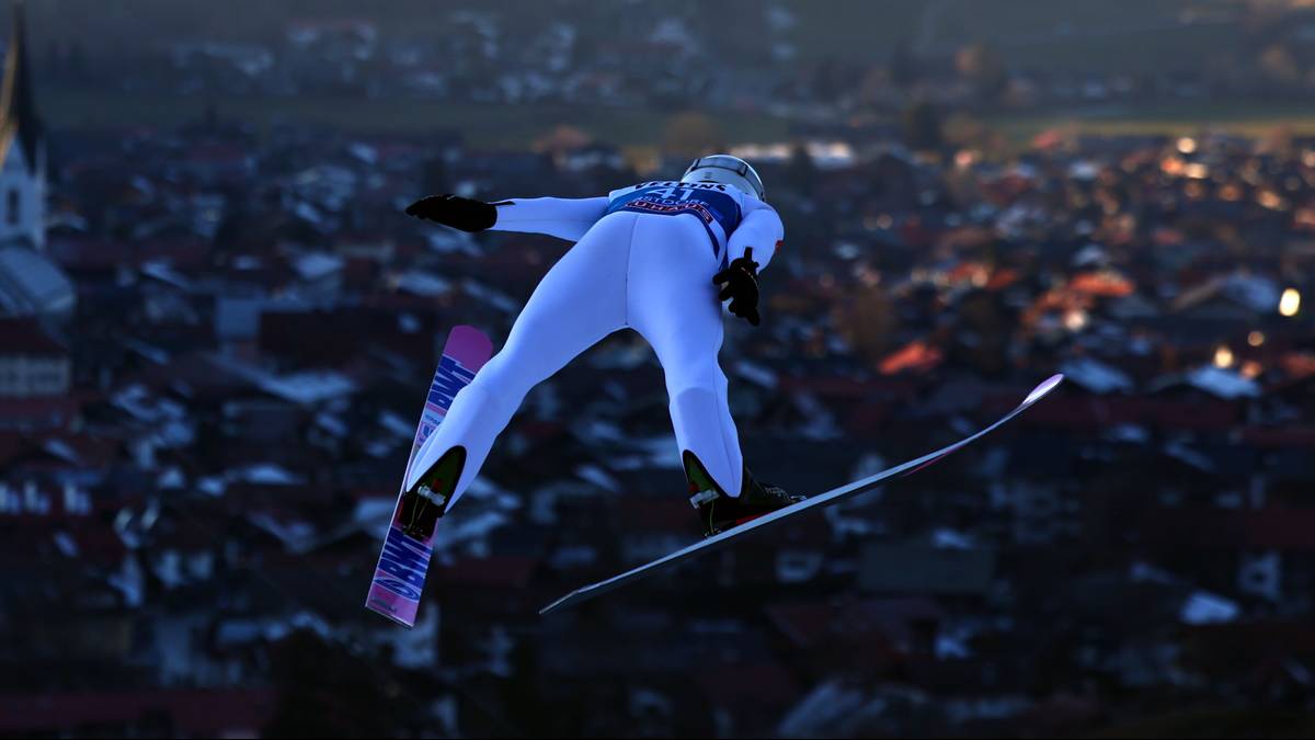 Skoczek narciarski w locie nad miastem.