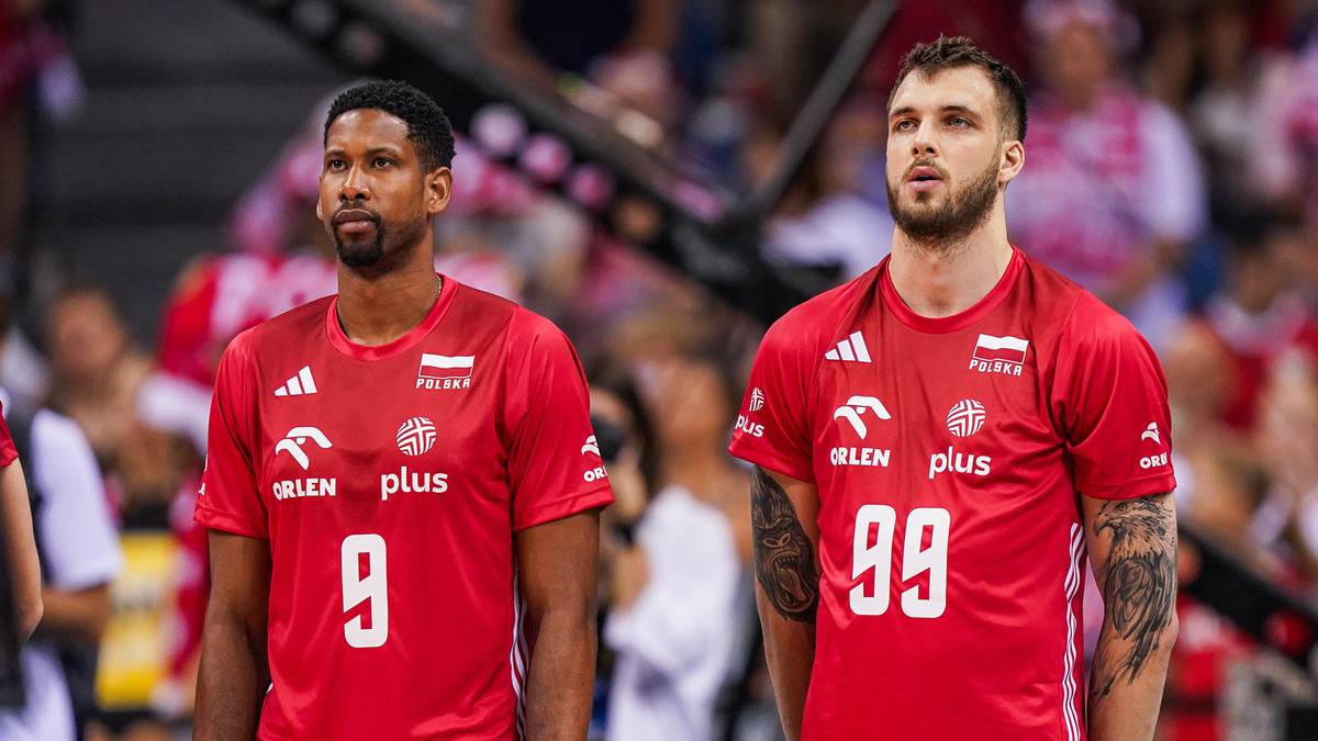 Dwóch siatkarzy w czerwonych koszulkach reprezentacji Polski z numerami 9 i 99.