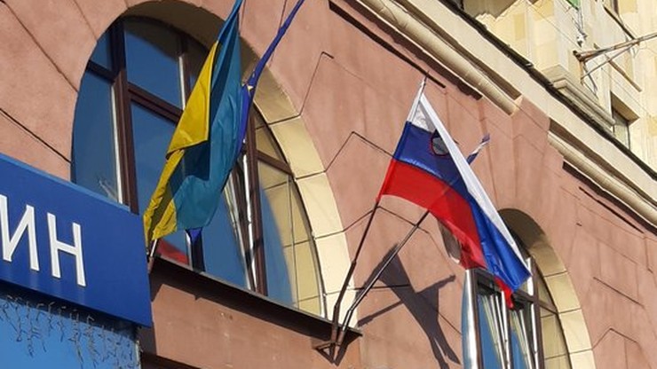 Wojna w Ukrainie. Słoweńscy dyplomaci zdjęli z ambasady w Kijowie swoją flagę. Przypominała rosyjską