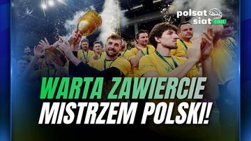 Drużyna siatkarzy Aluron CMC Warta Zawiercie świętuje zdobycie mistrzostwa Polski, podnosząc do g&oacute;ry puchar. Gracze są w ż&oacute;łtych koszulkach, wśr&oacute;d nich widać radość i uniesione ręce.