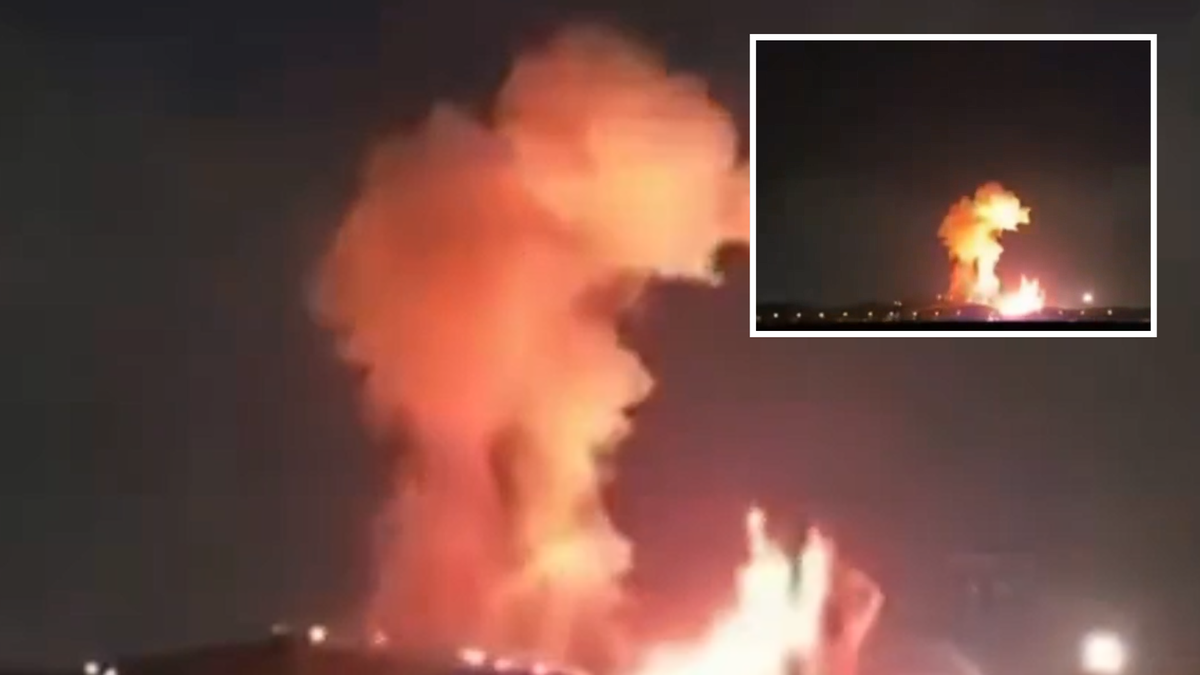Duża eksplozja z widocznym słupem ognia i dymu na nocnym niebie, z mniejszym zdjęciem wybuchu w rogu.