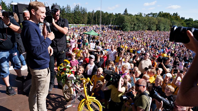 Piękne przywitanie zwycięzcy Tour de France. "Stałeś się miejscowym bohaterem"