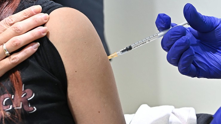 Nowe dane ws. skutków ubocznych po szczepionce AstraZeneki. Firma wydała oświadczenie