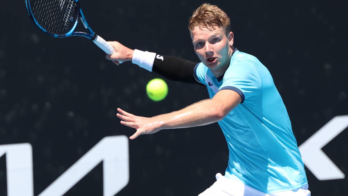Tenisista Maks Kaśnikowski wykonuje forhendowe uderzenie podczas meczu
