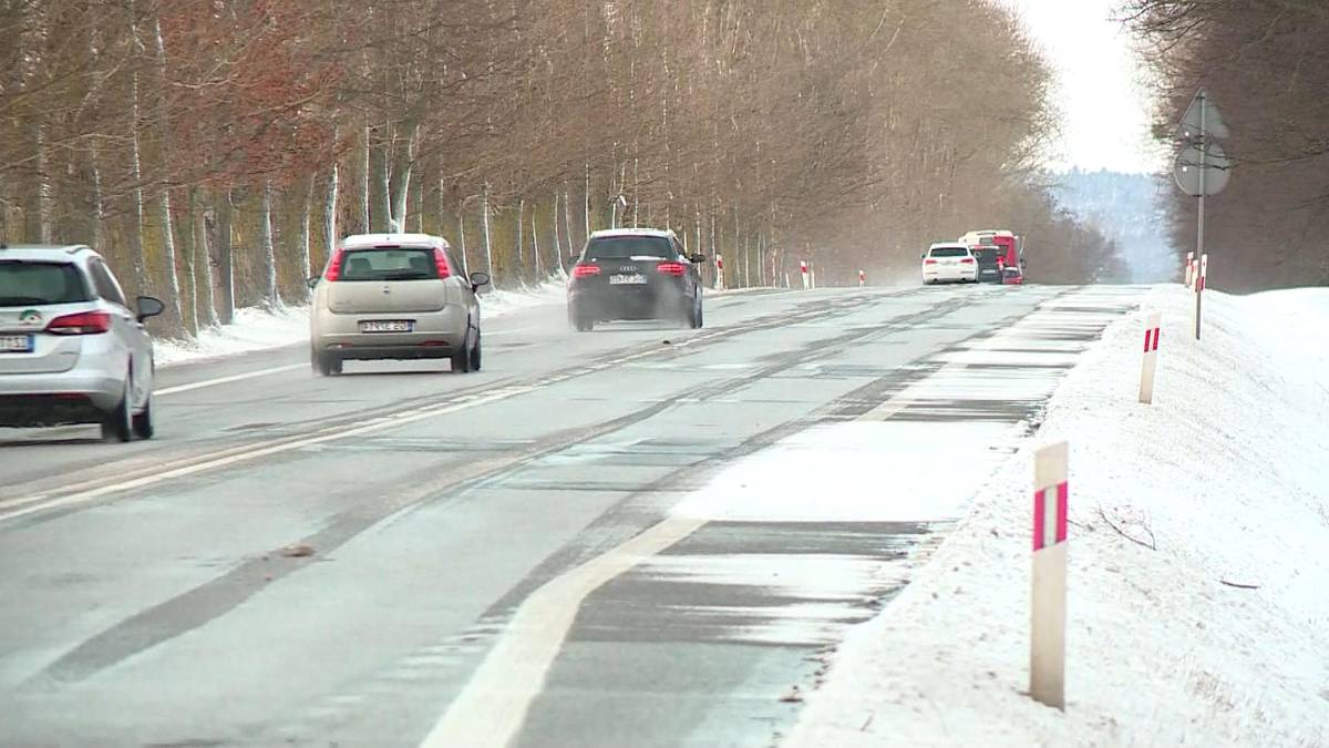 Pierwszy śnieg w prognozach na ten tydzień. Na ulicach i chodnikach będzie ślisko