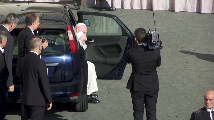 Papież Franciszek w maseczce. Wiernym zalecił, by unikali zakażenia
