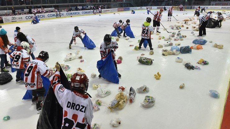Pluszaki na lodowisku podczas meczu Cracovia-Tychy
