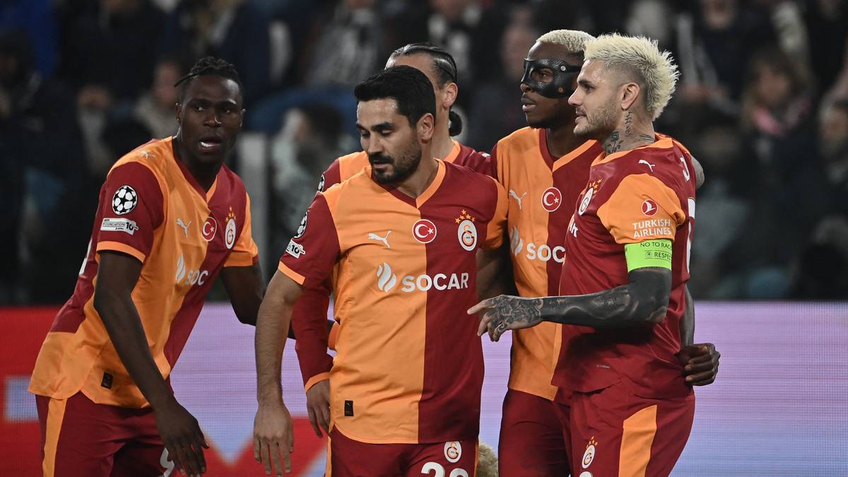 Piłkarze Galatasaray świętujący wspólnie na boisku.