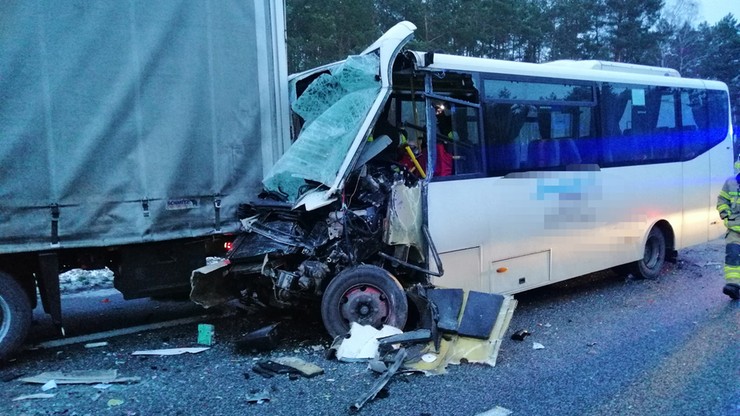 Zderzenie autokaru i ciężarówek na trasie S8. Ranni w szpitalach [ZDJĘCIA]