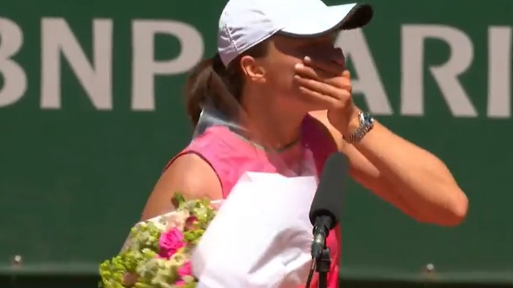 Roland Garros: Organizatorzy pamiętali o urodzinach Igi Świątek. Były kwiaty i śpiewy (WIDEO)