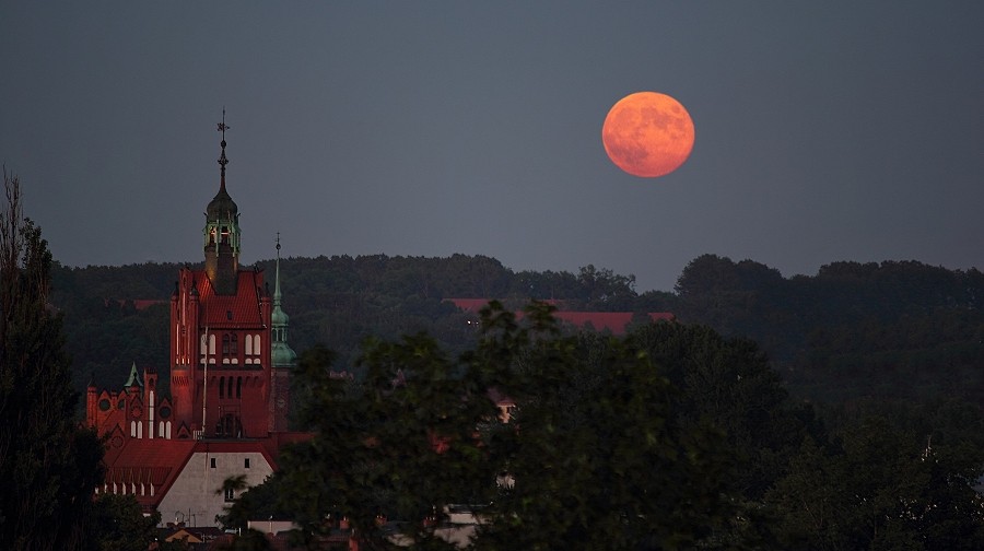 Pełnia Truskawkowego Księżyca ze słupskim ratuszem. Fot. Tadek Piotrowski / TwojaPogoda.pl