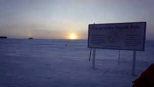 27.03.2020 07:00 Trwający 30 godzin zachód Słońca rozpoczął półroczną noc polarną na biegunie południowym [ZDJĘCIA]