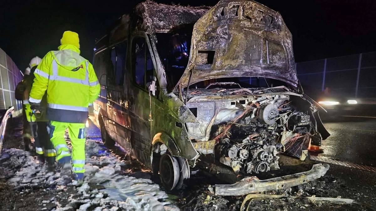 Spalona karetka na poboczu autostrady A4, z widocznymi pracującymi strażakami.