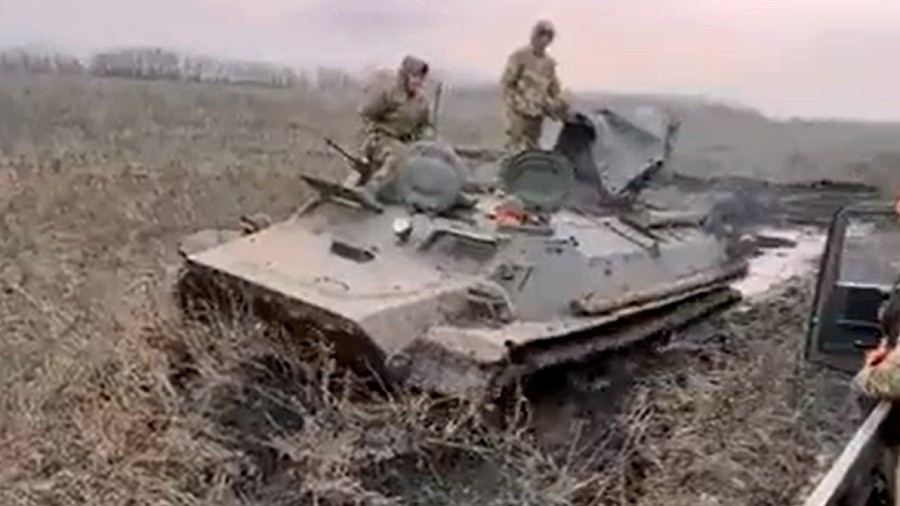 Tak wygląda rasputica w Ukrainie. Wszechobecne błoto, w którym grzęzną czołgi. Fot. Twitter / Defense of Ukraine.