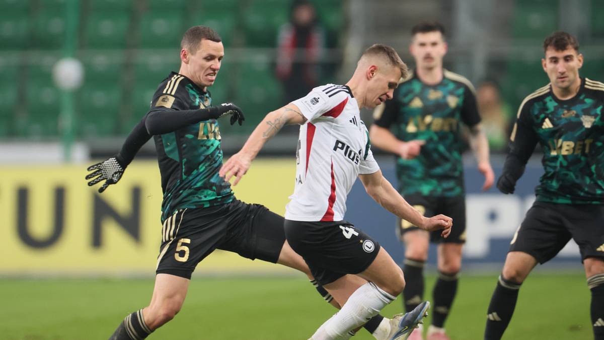 Piłkarze Legii Warszawa i Lechii Gdańsk w walce o piłkę na boisku.