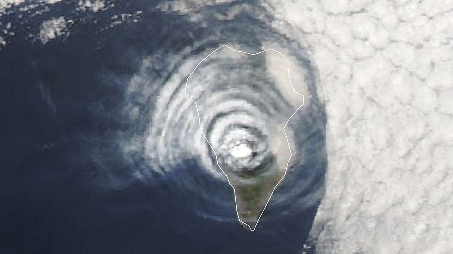 Zdjęcie satelitarne koncentrycznych chmur nad wyspą La Palma na Wyspach Kanaryjskich. Fot. NASA.