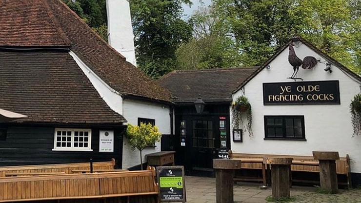 Wielka Brytania. Jeden z najstarszych pubów na świecie zamknięty. Przegrał z pandemią