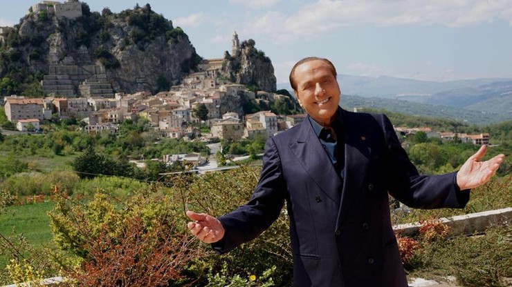 Berlusconi znów ma kłopoty. Miał przekupić świadka znającego sekrety imprez z młodymi kobietami