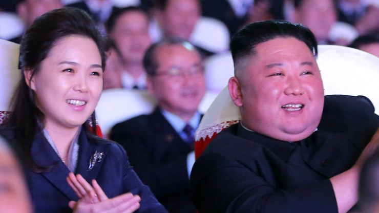 Żona Kim Dzong Una pokazała się po raz pierwszy od roku. "Prawdopodobnie urodziła dziecko"