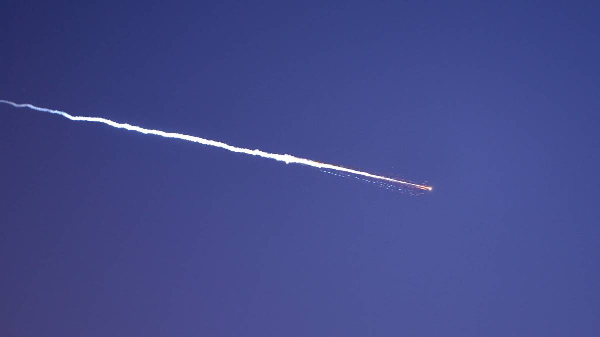 Ślad po pocisku balistycznym na tle granatowego nieba.