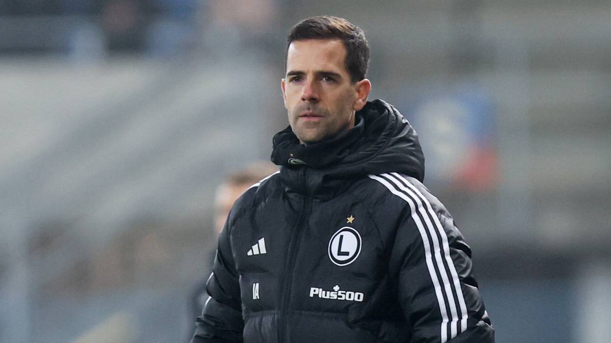 Trener Legii Warszawa Inaki Astiz w kurtce klubowej na tle boiska.